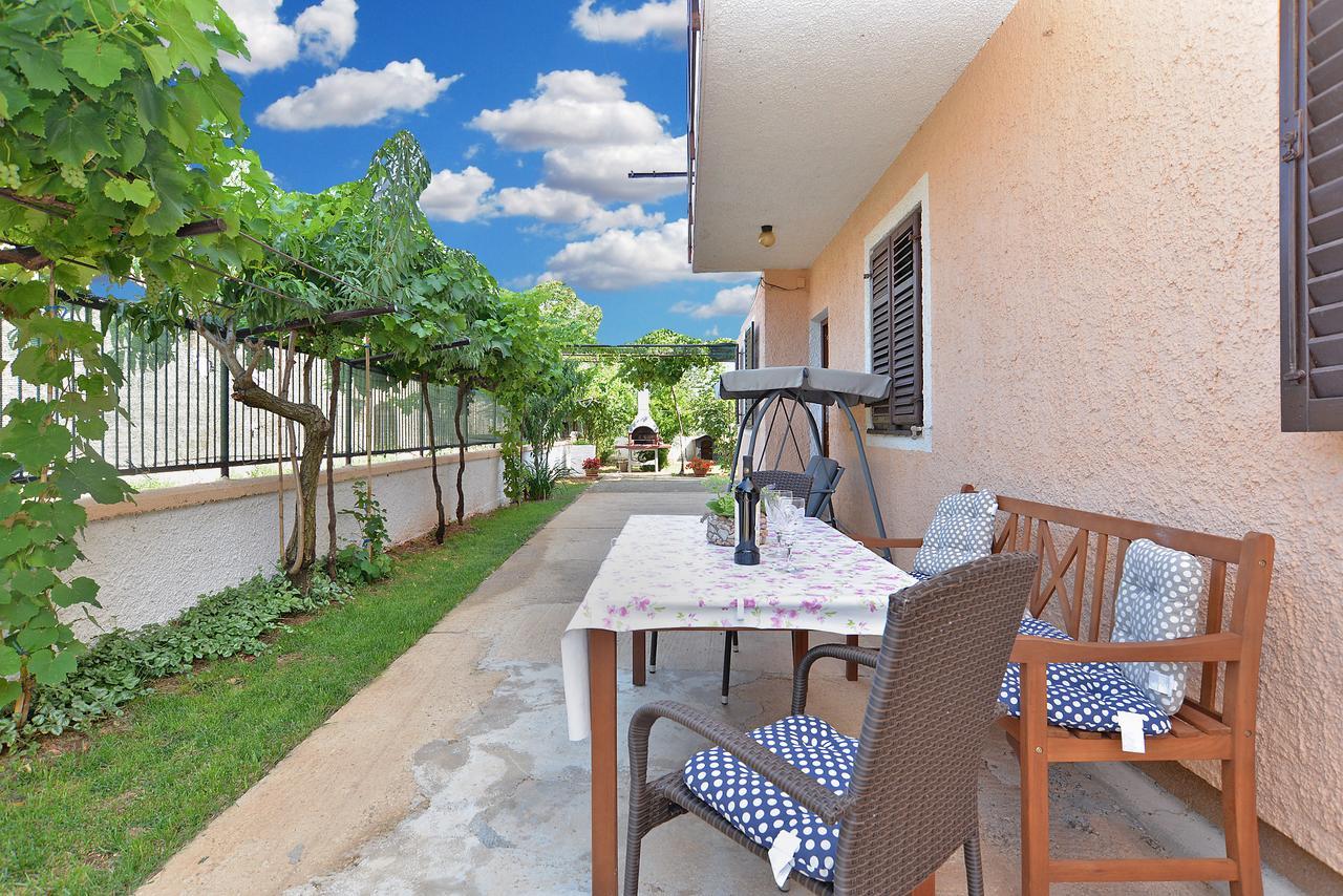 Apartments Gracijano 1724 Liznjan Exterior photo