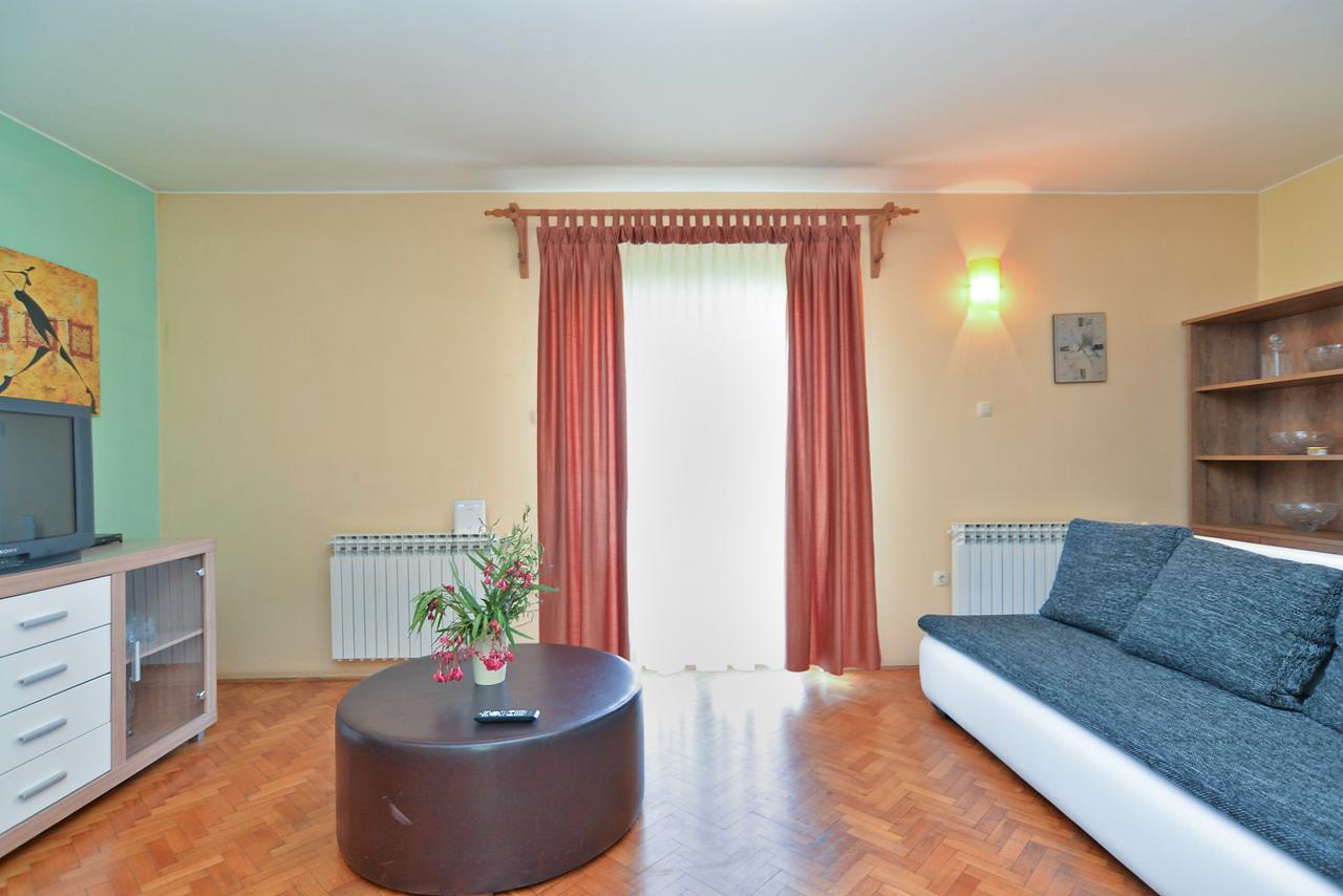 Apartments Gracijano 1724 Liznjan Exterior photo